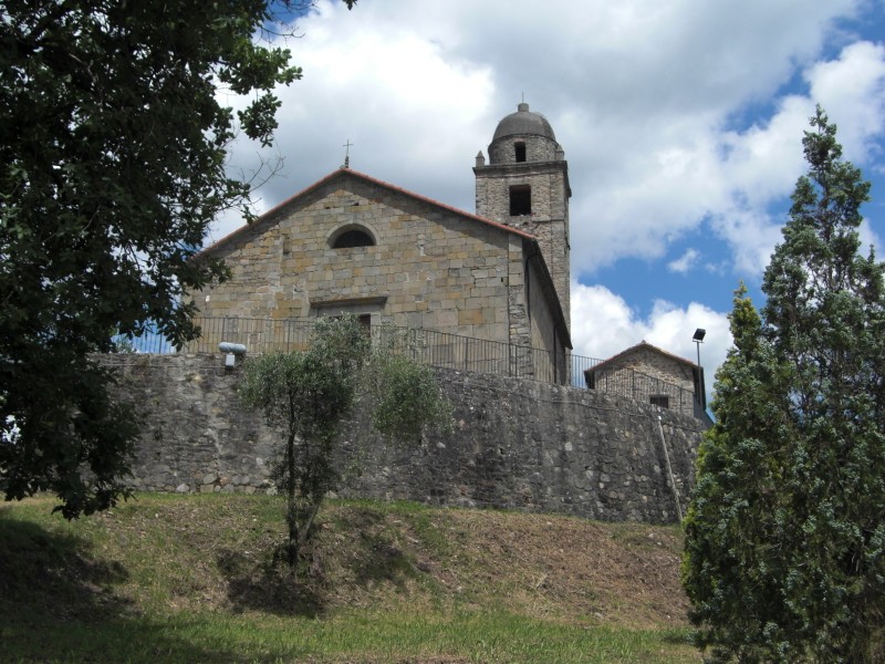 ingresso nella pieve romanica da poco restaurata tra Lunigiana e Val di Vara (Montedivalli)