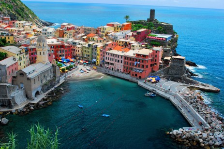 Vista panoramica di Vernazza e del suo porto